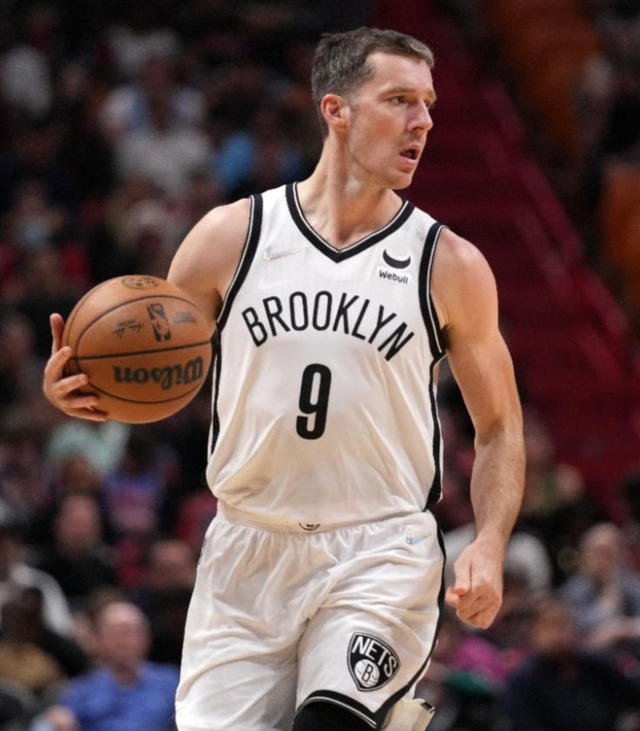 转会期菲尼克斯太阳调整名单以备欧联，队长鼓劲环节打磨，态度坚定，年轻球员得到机会的简单介绍