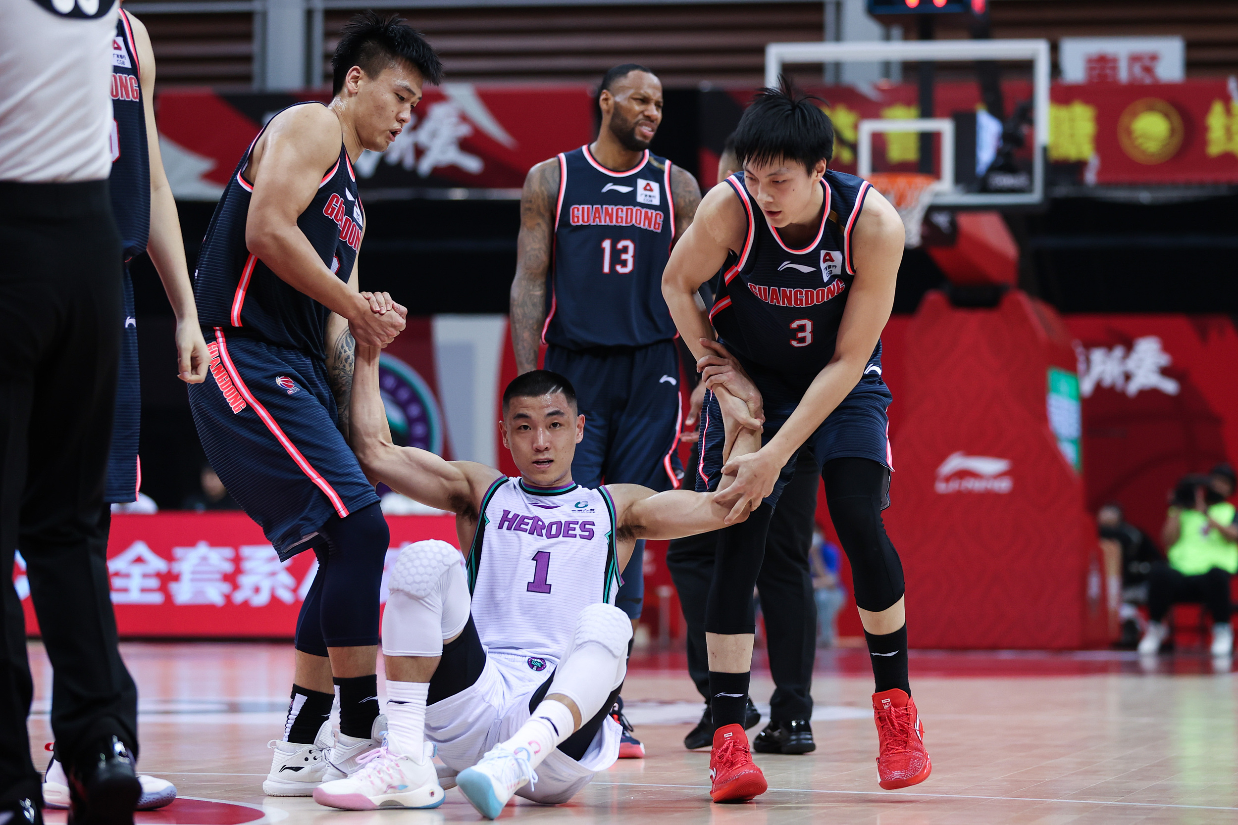 关于转折点！深圳男篮回应争议，欧超杯集结日攻防权衡，底气十足，赛季目标并未改变的信息